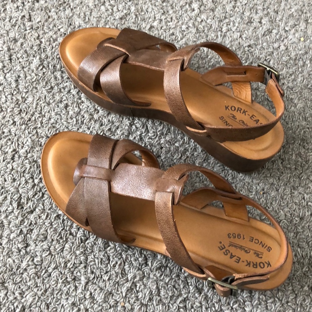 ⭐️SALE⭐️A Pair of Olive Green Leather Sandals